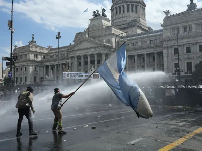 Senado argentino da luz verde a la polémica reforma laboral impulsada por Milei en medio de graves disturbios