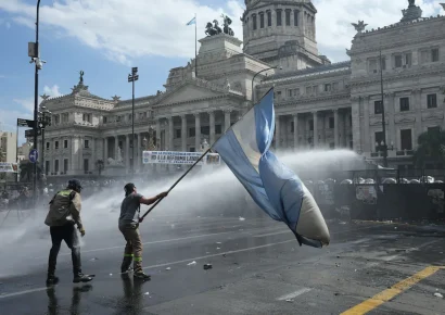 Senado argentino da luz verde a la polémica reforma laboral impulsada por Milei en medio de graves disturbios
