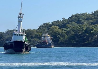 Retiran barco carguero que permanecía encallado en la bahía de Luperón
