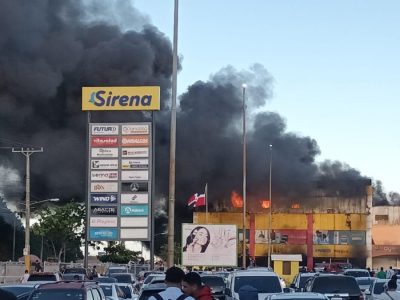 Policía Nacional desmiente saqueos tras incendio en L&R Comercial en Villa Mella