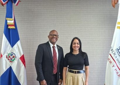 Médicos suspenden marcha tras reunirse y dialogar con la ministra Raful