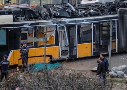 Trágico descarrilamiento de tranvía deja dos fallecidos y decenas de heridos en Milán