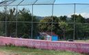 Unos 70 niños y adolescentes practican béisbol en condiciones precarias en La Guázara, Barahona