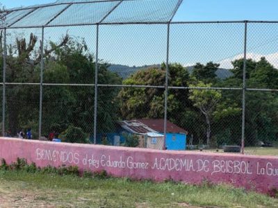 Unos 70 niños y adolescentes practican béisbol en condiciones precarias en La Guázara, Barahona