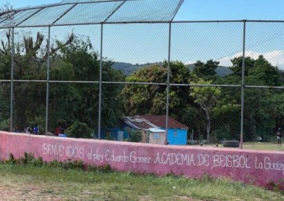 Unos 70 niños y adolescentes practican béisbol en condiciones precarias en La Guázara, Barahona