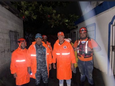 Policía Nacional rescata a ocho personas afectadas por inundaciones en Nagua