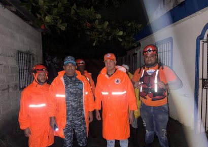 Policía Nacional rescata a ocho personas afectadas por inundaciones en Nagua