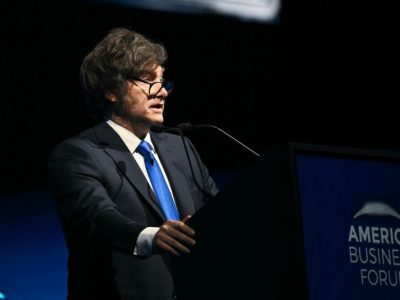 Javier Milei limita la cobertura periodística ante protestas por reforma laboral en Argentina