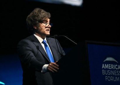 Javier Milei limita la cobertura periodística ante protestas por reforma laboral en Argentina