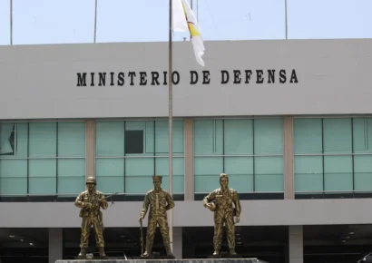 Presidente Abinader firma decreto de ascensos y retiros en las Fuerzas Armadas