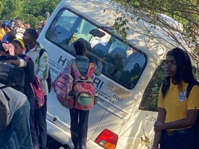 Accidente entre dos autobuses deja nueve estudiantes heridos en la carretera Yamasá–Santo Domingo