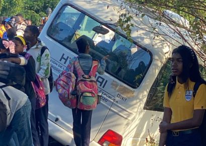 Accidente entre dos autobuses deja nueve estudiantes heridos en la carretera Yamasá–Santo Domingo