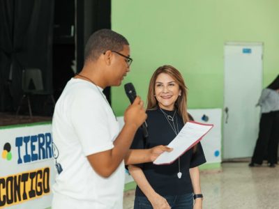 Carolina Mejía llama a estudiantes a asumir un rol activo en el manejo de los desechos sólidos