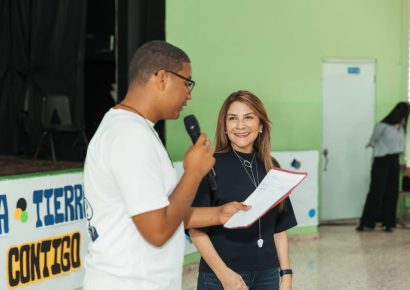 Carolina Mejía llama a estudiantes a asumir un rol activo en el manejo de los desechos sólidos