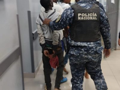 Arrestan a tres hombres por arrojar piedras a conductores en la Autovía del Coral