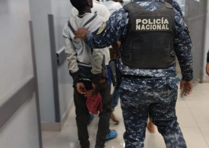 Arrestan a tres hombres por arrojar piedras a conductores en la Autovía del Coral