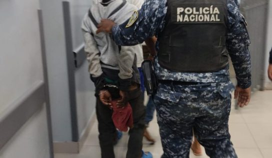 Arrestan a tres hombres por arrojar piedras a conductores en la Autovía del Coral