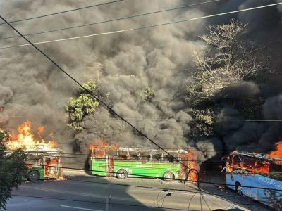 Grupos delictivos incendian vehículos y bloquean carreteras en el oeste y norte de México
