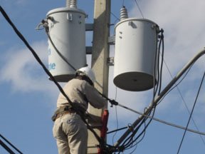 Edesur trabaja para corregir avería en circuitos de la subestación Los Prados