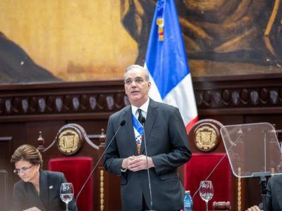 Abinader reconoce desafíos históricos del sistema eléctrico y anuncia ambicioso plan de inversiones