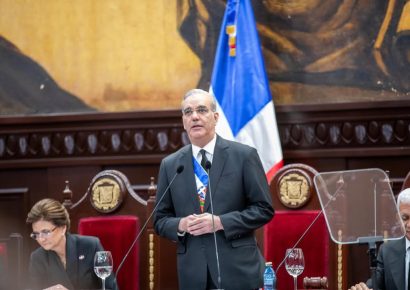 Abinader reconoce desafíos históricos del sistema eléctrico y anuncia ambicioso plan de inversiones