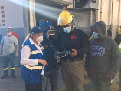 Sistema 911 dirige operativo ante incendio de gran magnitud en fábrica de plásticos en Bajos de Haina