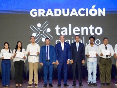 Presidente Abinader preside graduación de 5,000 jóvenes del programa Talento Digital