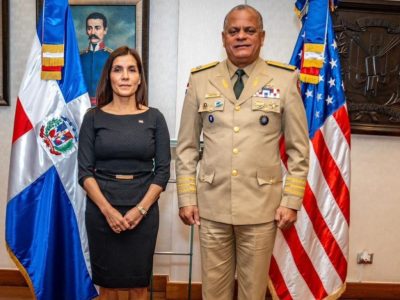 Embajadora de los Estados Unidos realiza visita oficial al ministro de Defensa