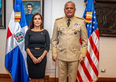 Embajadora de los Estados Unidos realiza visita oficial al ministro de Defensa