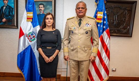 Embajadora de los Estados Unidos realiza visita oficial al ministro de Defensa