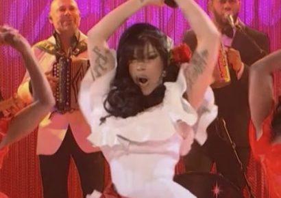 Cardi B ilumina el escenario de SNL con una presentación histórica y un homenaje a sus raíces dominicanas, acompañada por El Prodigio