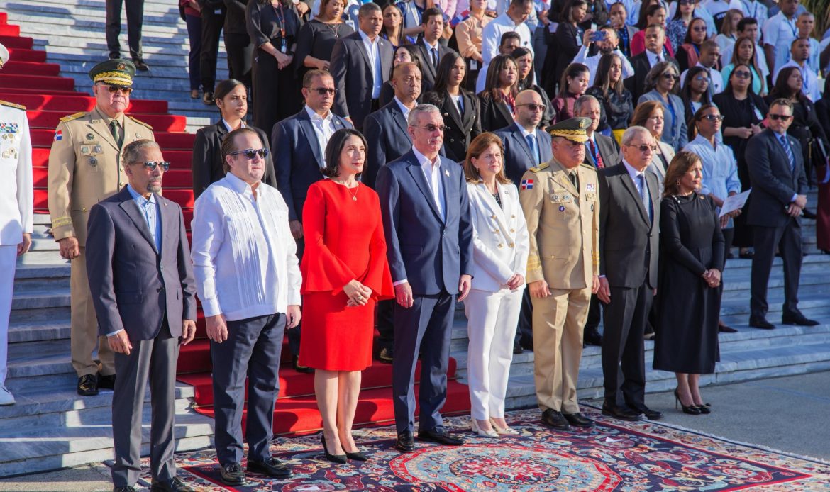 Abinader encabeza solemne homenaje a la bandera en el Mes de la Patria en el Palacio Nacional