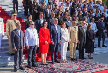 Abinader encabeza solemne homenaje a la bandera en el Mes de la Patria en el Palacio Nacional