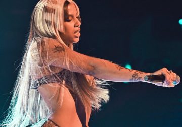 Tokischa transforma el escenario en un espectáculo sin límite en Premio Lo Nuestro con su éxito “Ridin”