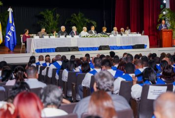 Hipólito Mejía exhorta a la juventud a ampliar su preparación académica en graduación del Instituto Peña Gómez