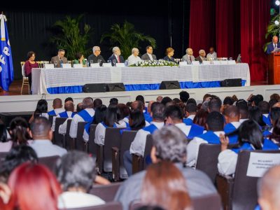Hipólito Mejía exhorta a la juventud a ampliar su preparación académica en graduación del Instituto Peña Gómez