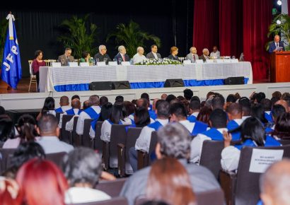 Hipólito Mejía exhorta a la juventud a ampliar su preparación académica en graduación del Instituto Peña Gómez