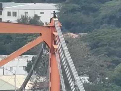 Hombre sube a la cima del puente Hermanos Patiño y causa alarma en Santiago