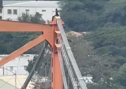 Hombre sube a la cima del puente Hermanos Patiño y causa alarma en Santiago