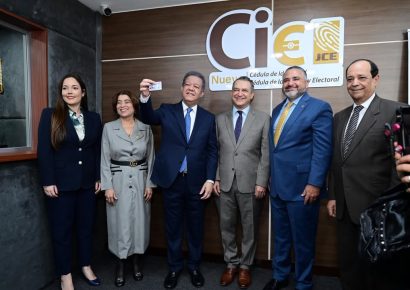 Leonel Fernández respalda sistema de renovación de cédulas de la JCE