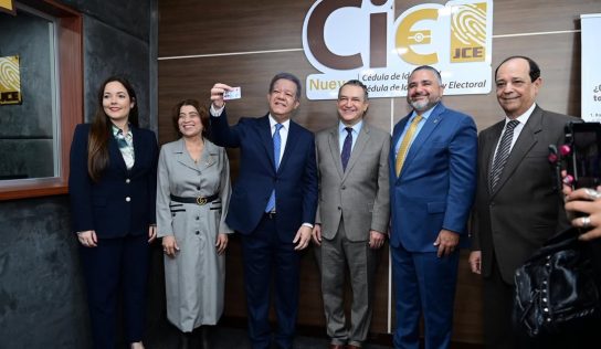 Leonel Fernández respalda sistema de renovación de cédulas de la JCE