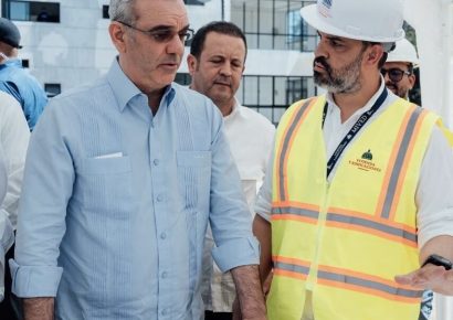 Presidente Abinader y Mived supervisan avance de centro UASD en Santiago Rodríguez