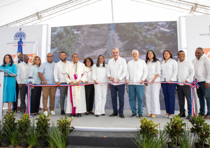 Luis Abinader inaugura puente sobre río Viajama en Las Yayas, Azua, beneficiando a más de cinco mil personas