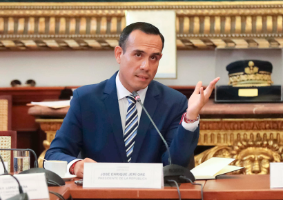 Presidente de Perú, José Jerí, niega delitos antes de votación de destitución en el Congreso