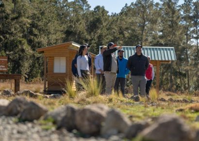 Paíno Henríquez inspecciona la zona de acampada «Jardín del Edén» en Valle Nuevo