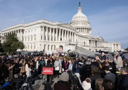 Congresistas de EE.UU. cuestionan censura en archivos de Jeffrey Epstein y evalúan divulgar identidades omitidas