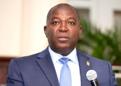 EE. UU. inicia proceso para quitar ciudadanía a exalcalde de Miami nacido en Haití por presunto fraude matrimonial