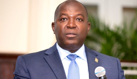 EE. UU. inicia proceso para quitar ciudadanía a exalcalde de Miami nacido en Haití por presunto fraude matrimonial