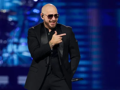 Pitbull busca alcanzar romper récord Guinness al reunir la mayor cantidad de personas usando calvas postizas