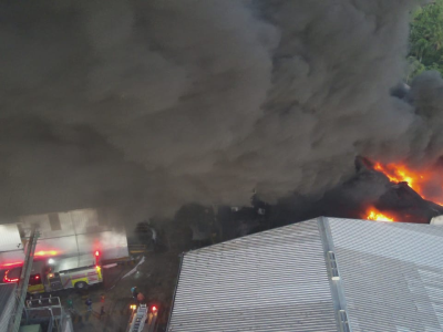 Incendio de gran proporción afecta fábrica de plásticos en San Cristóbal
